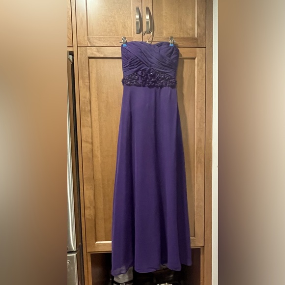 Dresses & Skirts - Strapless Formal Dress EUC